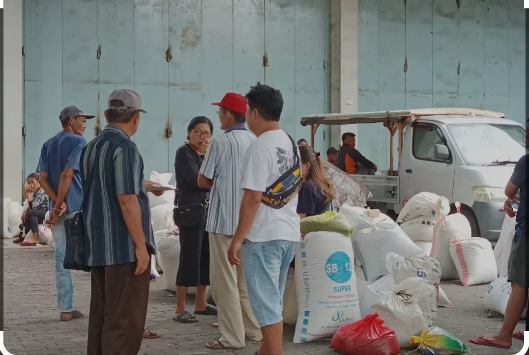 Petani cengkih saat antre mau menjual cengkih di Wanea Manado Sulut