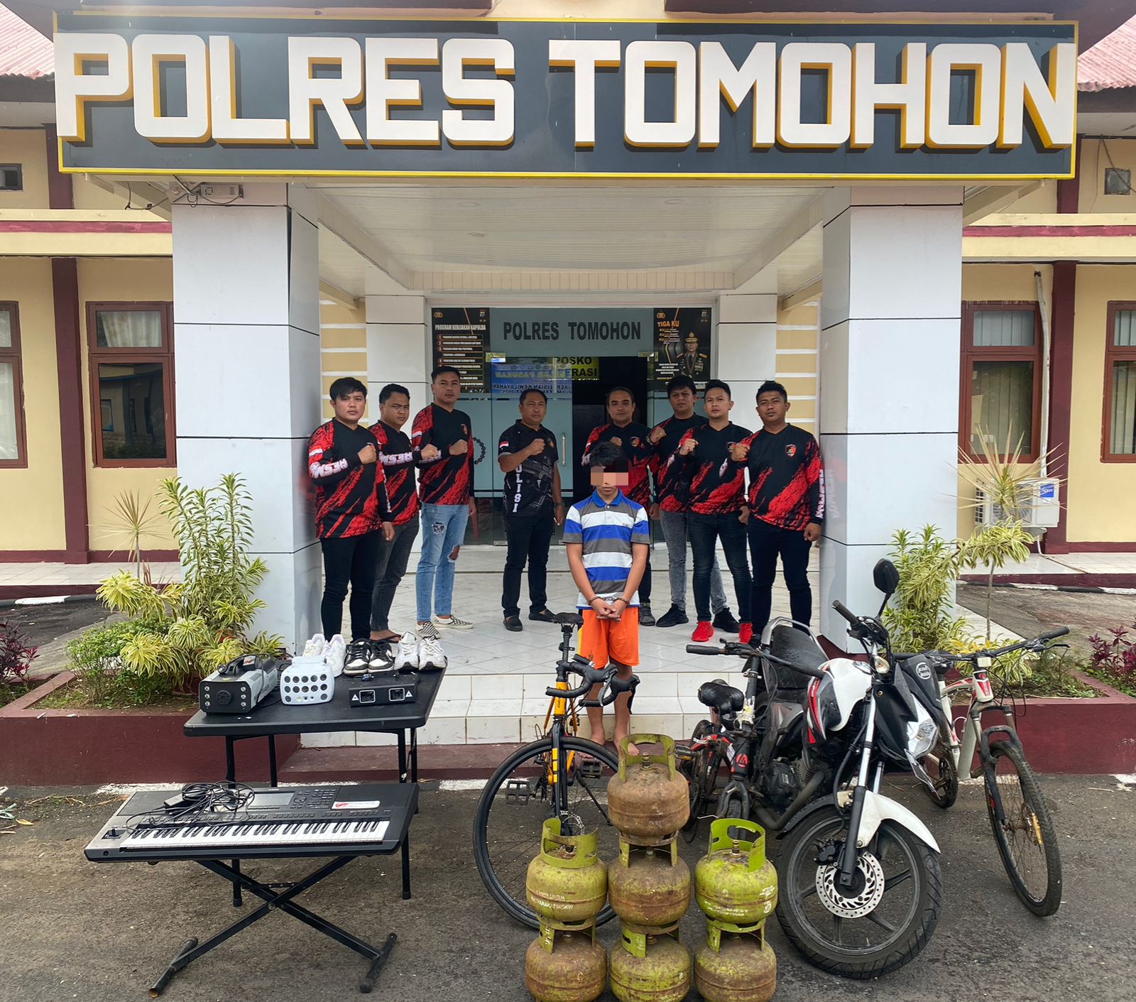 AMANKAN: Pelaku saat diamankan Tim Buser Polres Tomohon. (Dok Polres Tomohon).