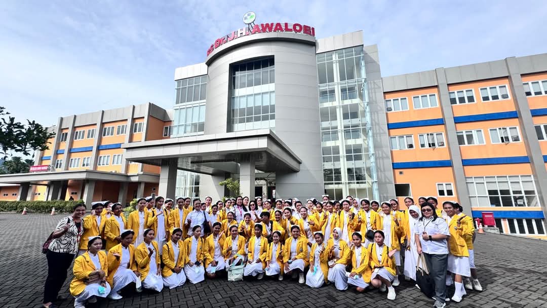 TURUN LAPANGAN: Sebanyak 69 orang mahasiswa Prodi Keperawatan Politeknik Negeri Nusa Utara (Polnustar) mengadakan kunjungan Praktek Kerja Lapangan I ke RS dr JH Awaloei, di Tateli Minahasa. (FB)