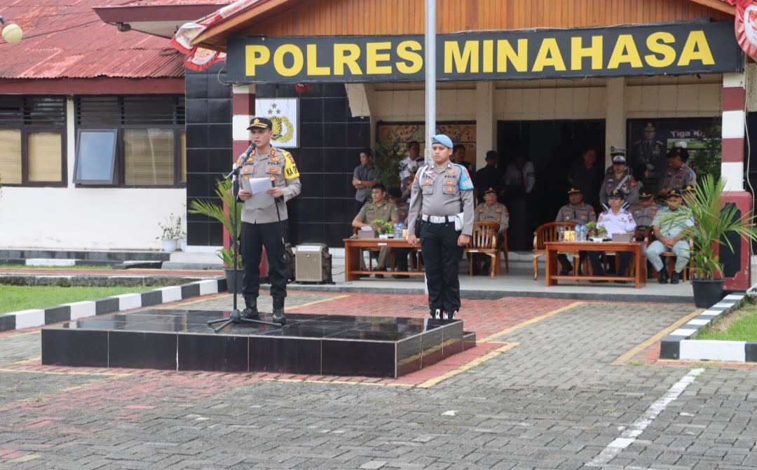 INGATKAN: Kapolres Minahasa AKBP S Sophian saat memimpin apel gelar pasukan, Senin (10/2/2025).