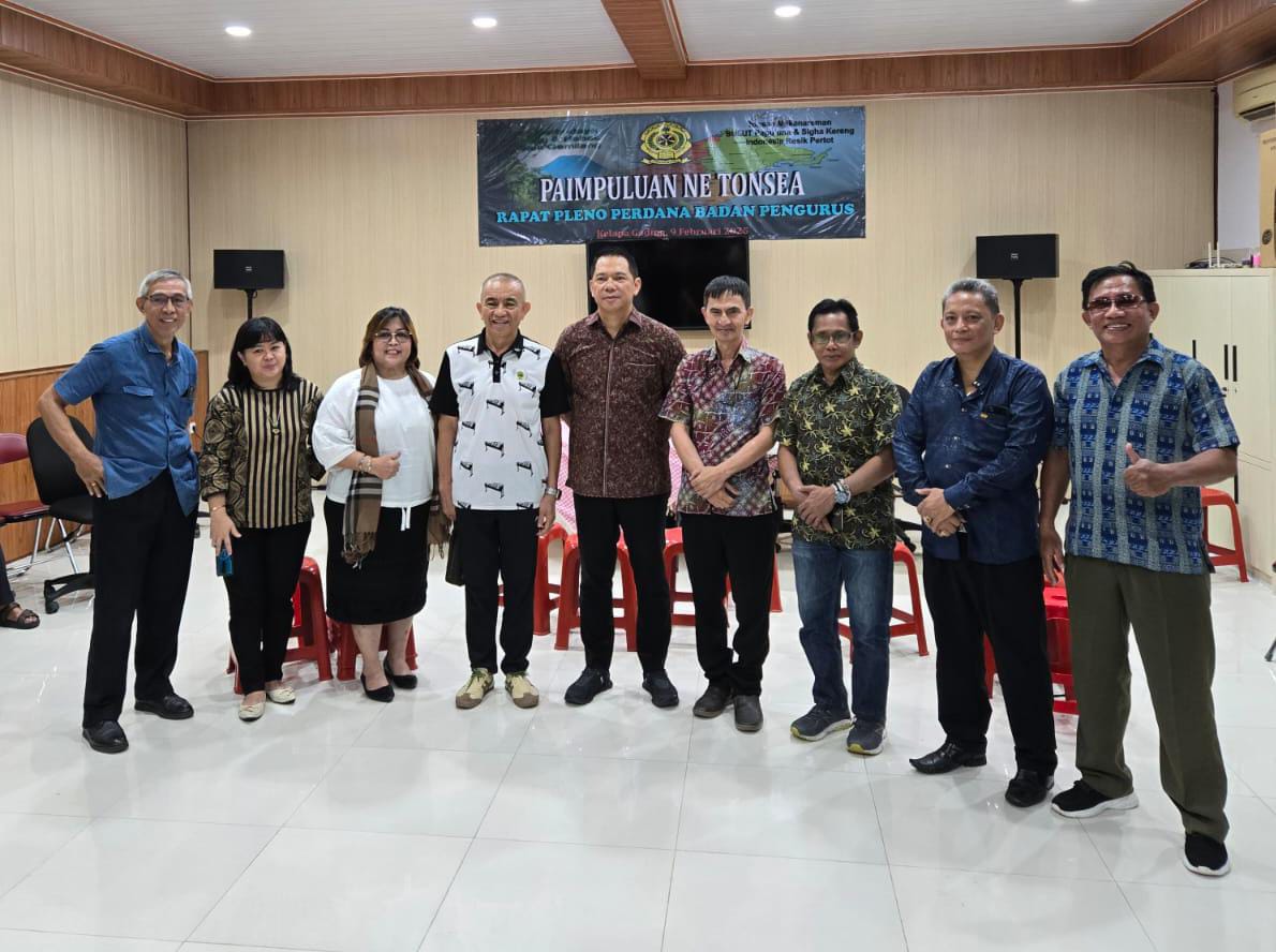 Ketua Umum Paimpuluan ne Tonsea (PNT) Brigjen Pol Christ R. Pusung (tengah) bersama pengurus saat rapat perdana untuk periode 2024-2028.