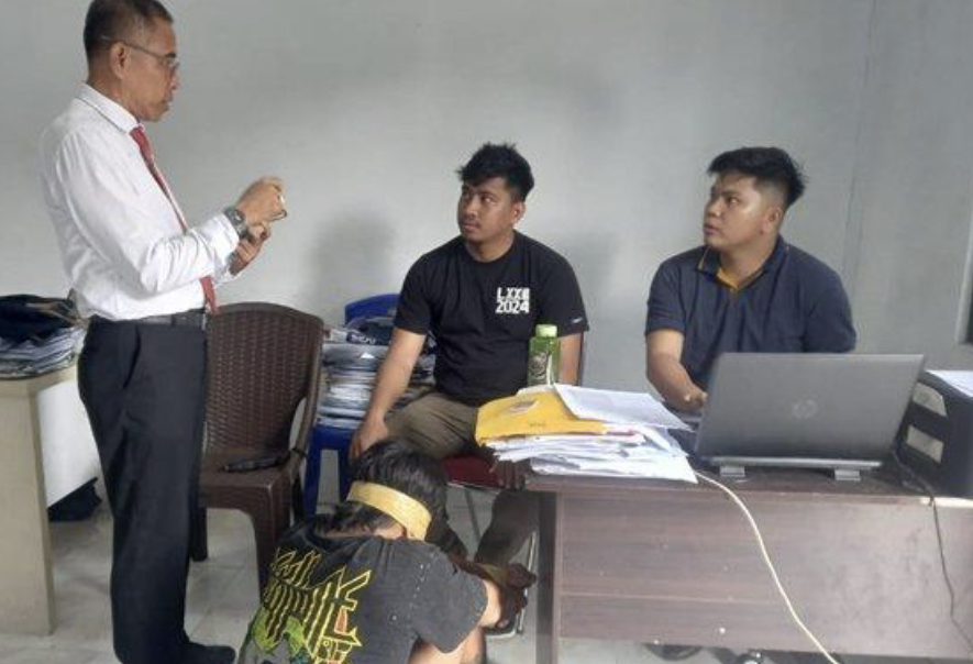 TAK BERKUTIK: Pelaku pembunuhan di Desa Watutumou, Kecamatan Kalawat, diinterogasi penyidik Satreskrim Polres Minut, Senin (10/2/2025).
