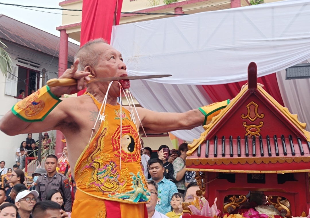 Aksi salah satu Tangsen dalam perayaan Cap Go Meh di Manado