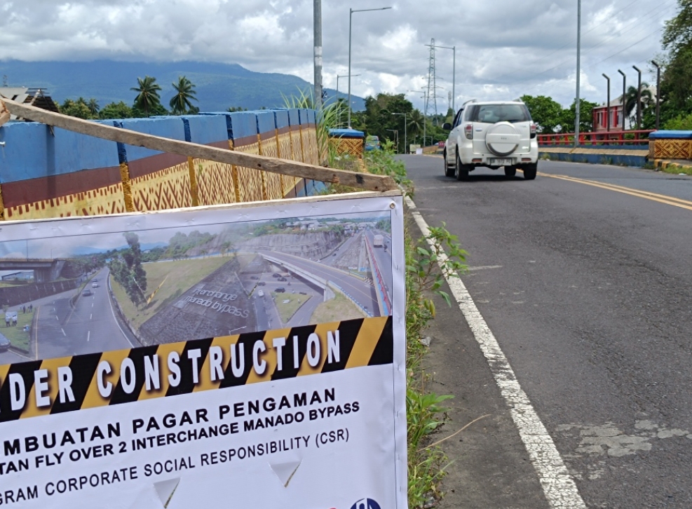Nampak empat tiang pengaman untuk pembuatan pagar di jembatan Interchange sudah terpasang