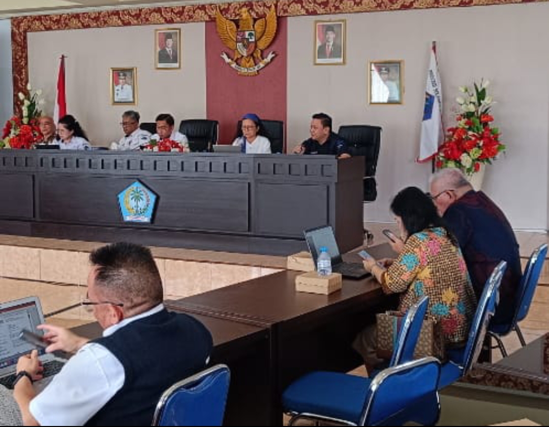 Direktur Manado Post Tommy Wawoundeng menjadi penanggap di Forum Konsultasi Publik RKPD 2026 di aula Bappeda Sulut.