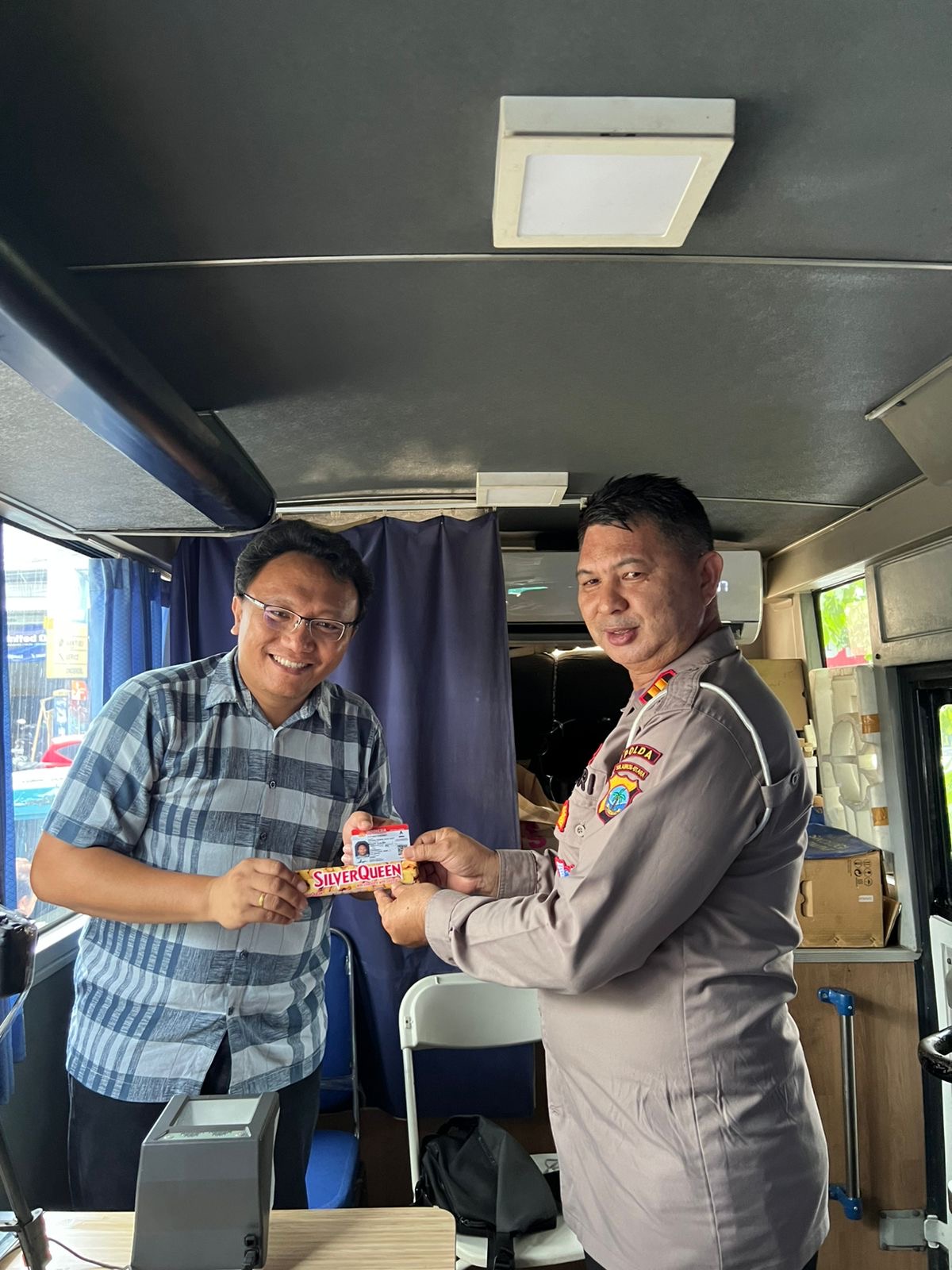 Ditlantas Polda Sulut memberikan pelayanan SIM keliling yang istimewa bagi masyarakat. Selain mendapatkan SIM baru, para pemohon juga diberikan cokelat