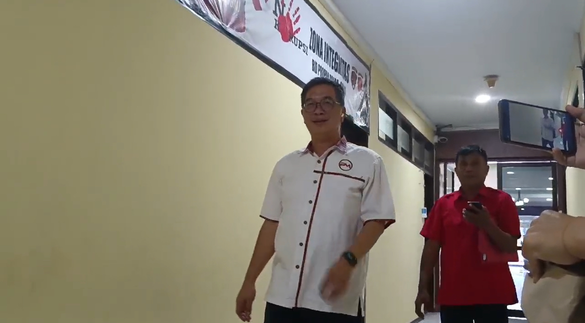 Dirut PD Pasar Manado Lucky Senduk saat mendatangi Mapolda Sulut Senin (17/02/2025)