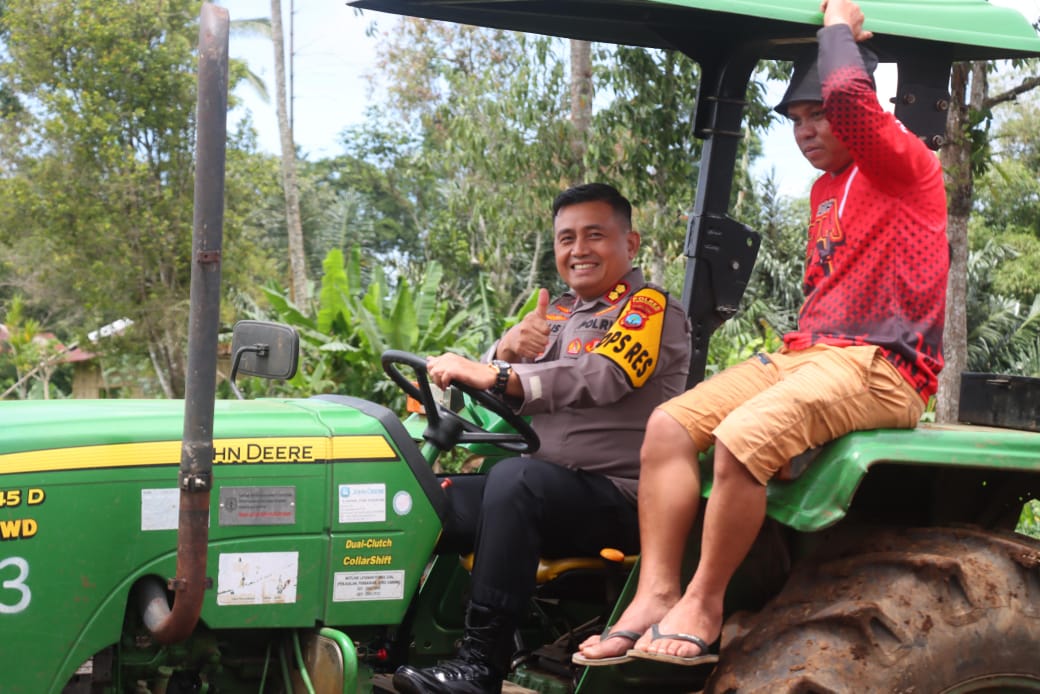 TOPANG PENUH: Kapolres AKBP Nur Kholis SIK meninjau langsung proses pengolahan lahan, guna menopang program Ketahanan Pangan nasional. Dok istimewa