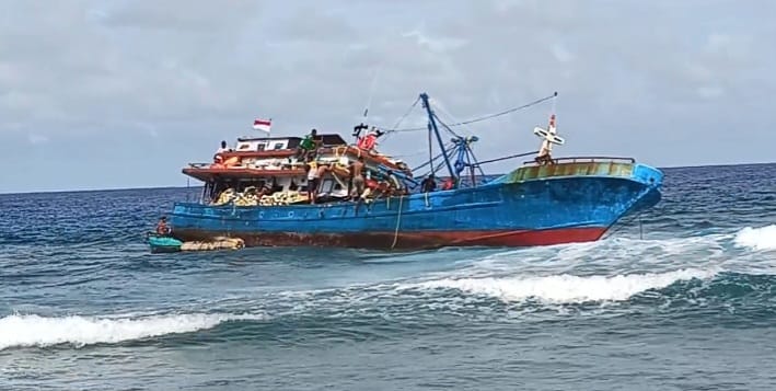 Kapal Pajeko Al Ansahar 02 Kandas di perairan Karatung, menunggu proses evakuasi.