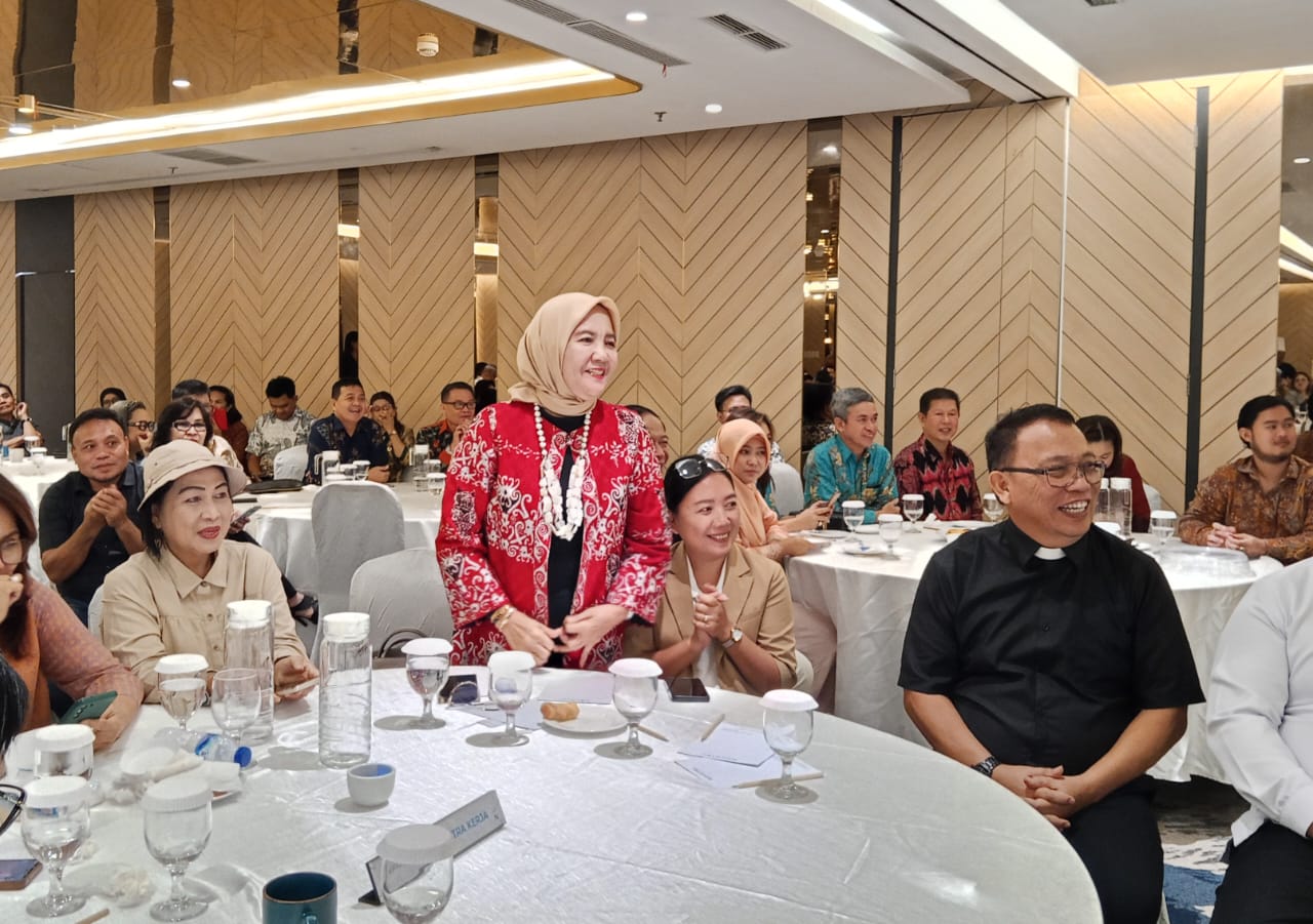 Mayor Caj (K) Patris R.A. Rumbayan, ibunda Mayor Teddy, saat menghadiri ibadah syukur pelantikan Hengky Honandar dan Randito Maringka.(Franky Sumaraw/MP)