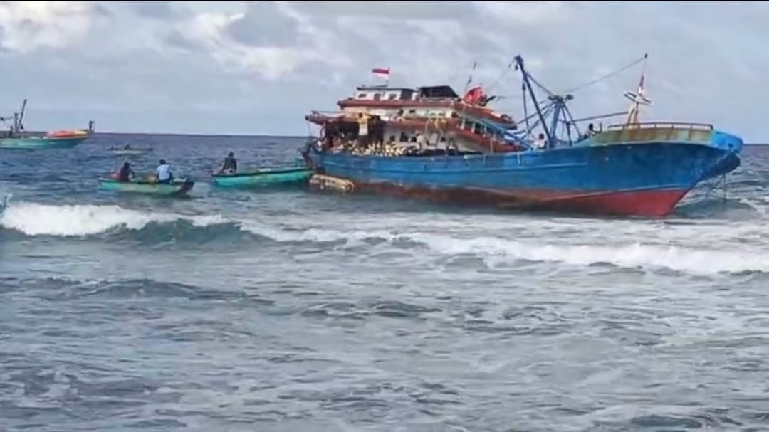 Kapal tangkap ikan atau pajeko dengan nama AL ANSHAR 02 saat dilakukan evakuasi.