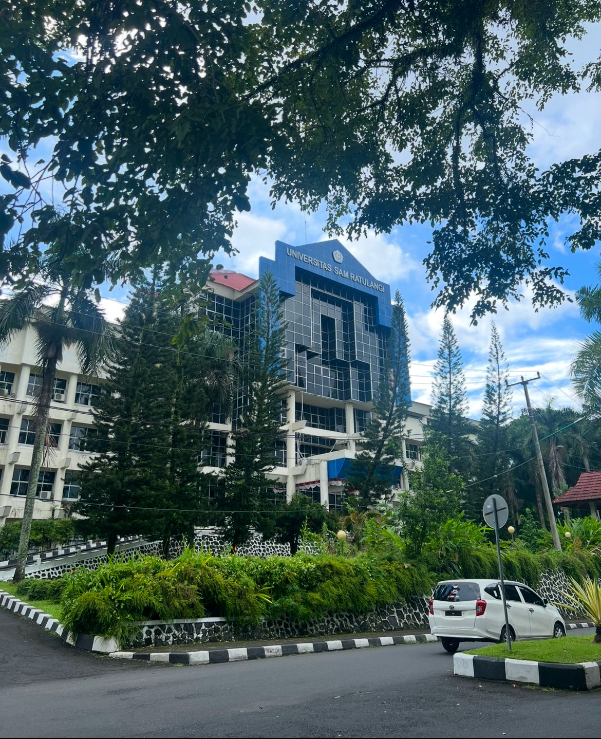 Gedung Rektorat Universitas Sam Ratulangi