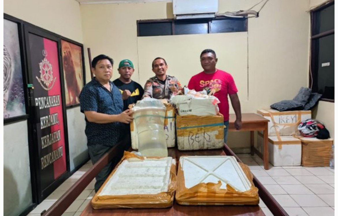 Personel Polsek Kawasan Pelabuhan Manado berhasil mengamankan kurang lebih 100 liter minuman keras (miras) jenis cap tikus dalam operasi yang digelar pada Jumat (21/2/2025).