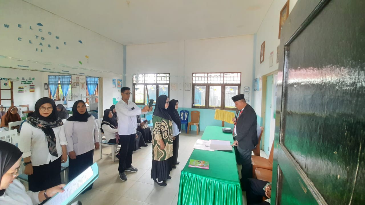 Wakil Ketua Yayasan Pendidikan Islam Jabal Rahma Al-Hidayah Melonguane, Yulham Azar, saat melakukan pengambilan sumpah jabatan ke Kepala Sekolah dari Sri Lestari Awumbas, ke Djuaria Supu. (Ridel/MP)
