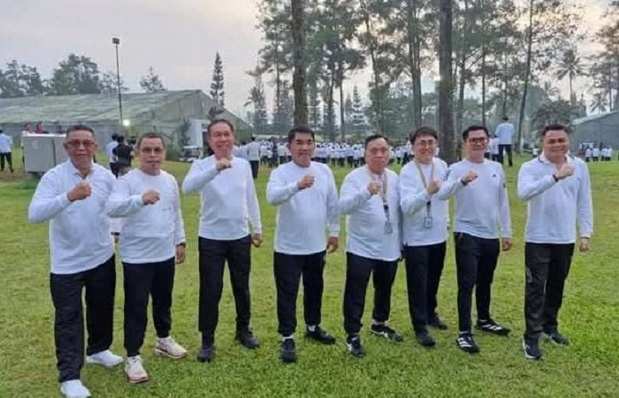 Para kepala daerah dari Sulut dikoordinir Gubernur Mayjen TNI (Purn) Yulius Selvanus ketika mengikuti retret di Magelang.