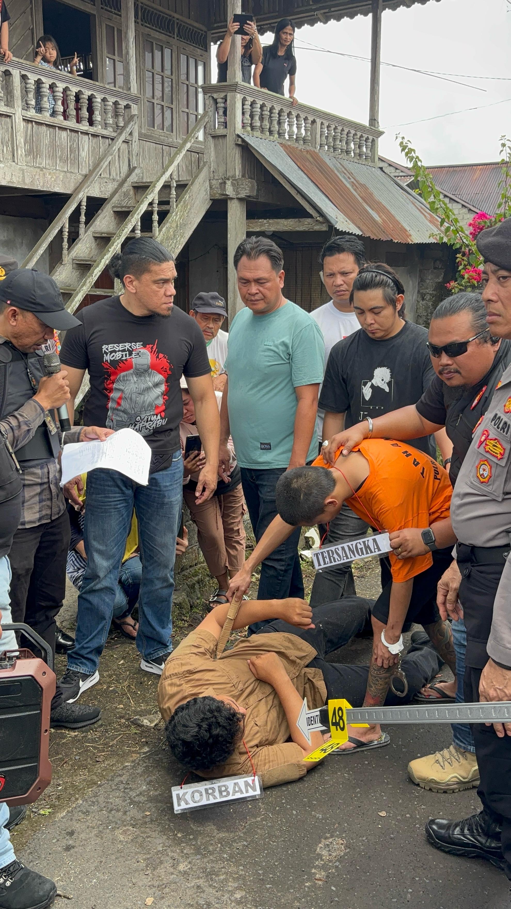 HUKUMAN MATI: Suasana rekontruksi yang digelar Penyidik Polres Minahasa di tempat kejadian perkara, Kelurahan Wulauan, Kecamatan Tondano Utara, Selasa (25/2/2025). (ist)