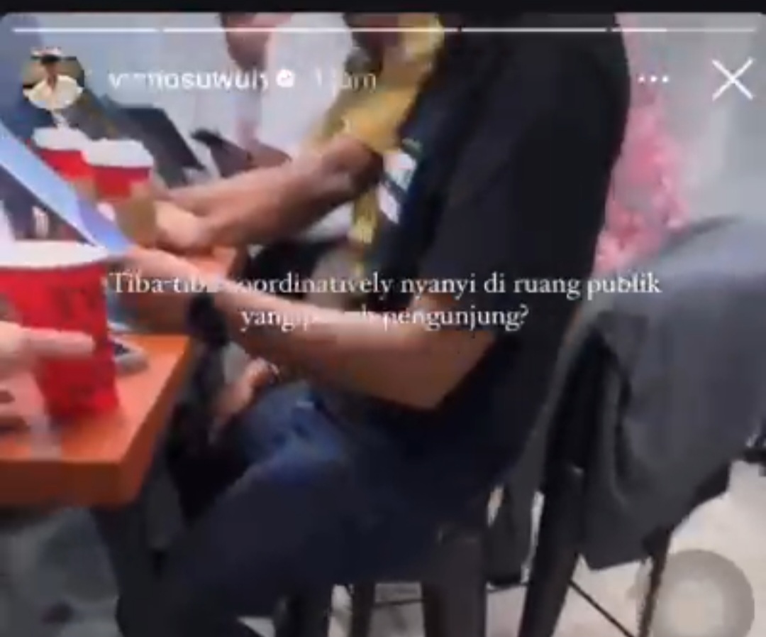 VIRAL: Content Creator Viano Suwuh membawa gelas plastik yang berisi uang receh, kepada sekelompok orang lagi bernyanyi merdu di sebuah kafe di Kota Manado, Senin (24/02/25).