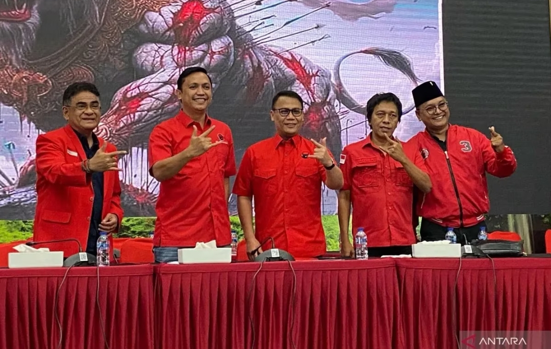 Juru Bicara PDI Perjuangan Ahmad Basarah (tengah) usai konferensi pers di Kantor DPP PDI Perjuangan, Jakarta, Selasa (25/2/2025) malam. ANTARA/Fath Putra Mulya