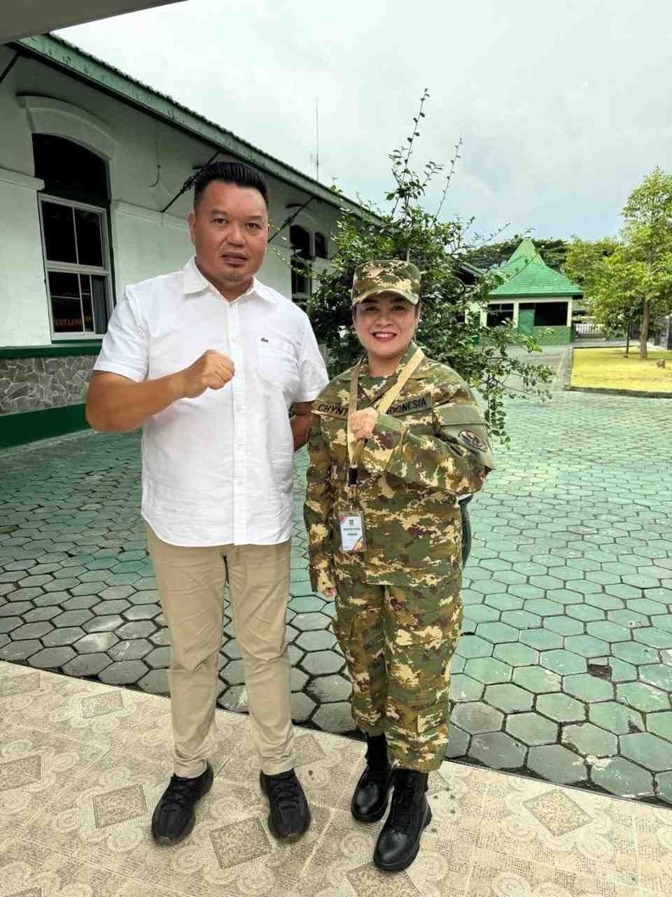 SUPPORT PENUH: Bupati Sitaro Chintya Kalangit bersama didampingi suami di Akmil Magelang.