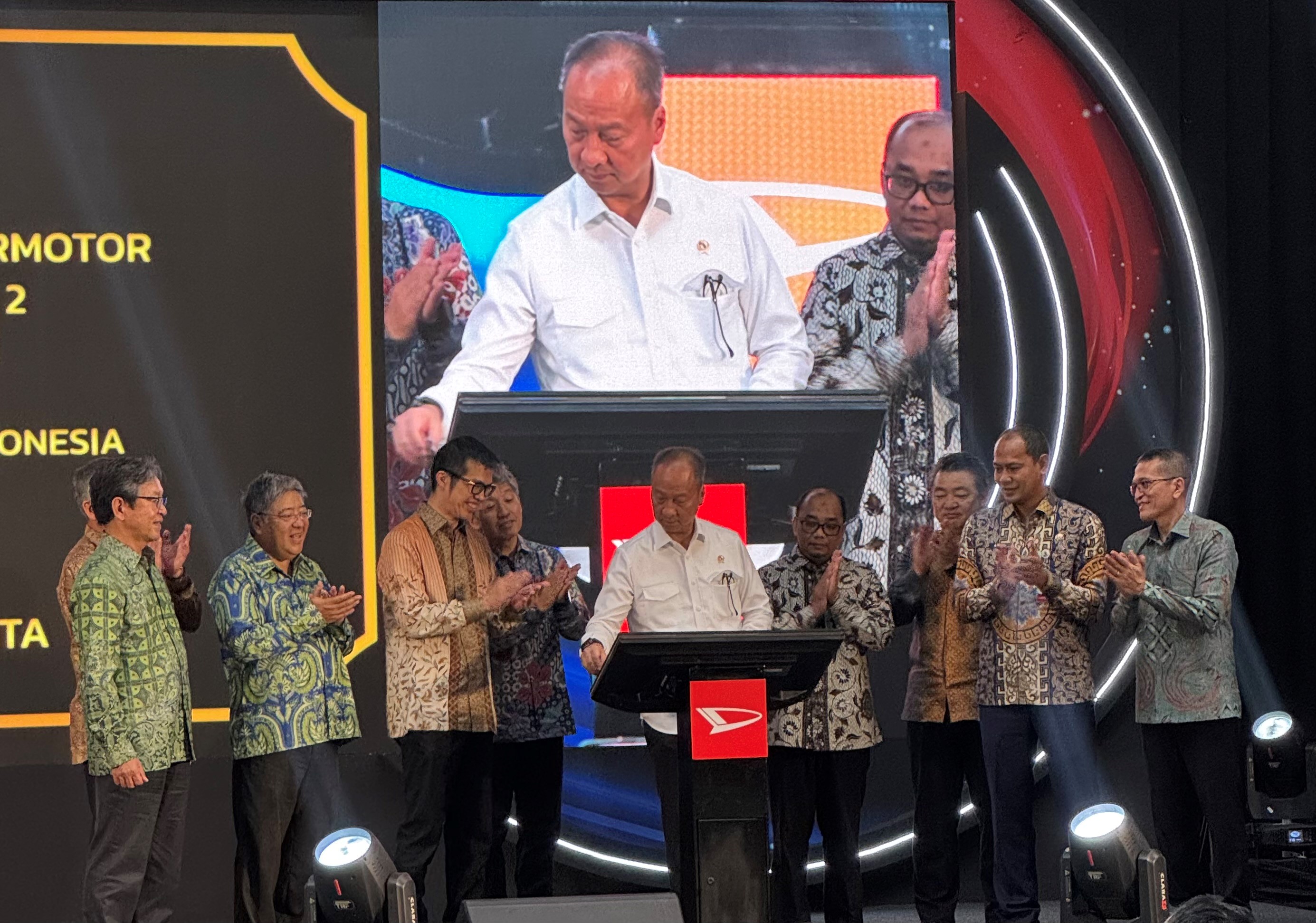 Penandatanganan prasasti oleh Menteri Perindustrian RI, Agus Gumiwang Kartasasmita meresmikan pabrik baru PT Astra Daihatsu Motor Karawang Assembly Plant 2