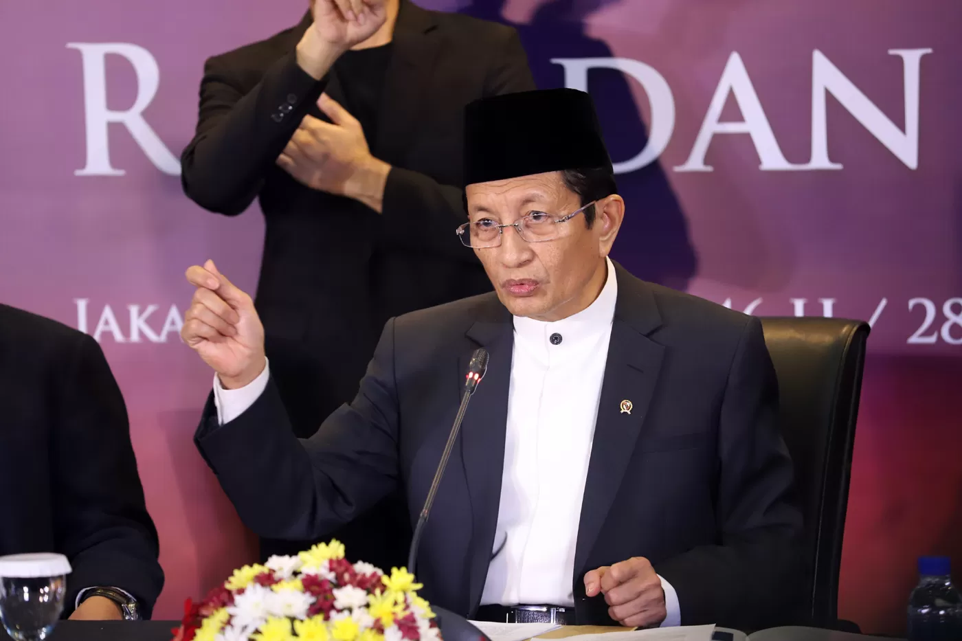 Menteri Agama (Menag) RI Nasaruddin Umar (Tengah) memimpin konferensi pers Sidang Isbat penetapan awal Ramadhan 1446 Hijriyah atau 2025, di kantor Kemenag, MH Thamrin, Jakarta Pusat, Jumat (28/2/2025)