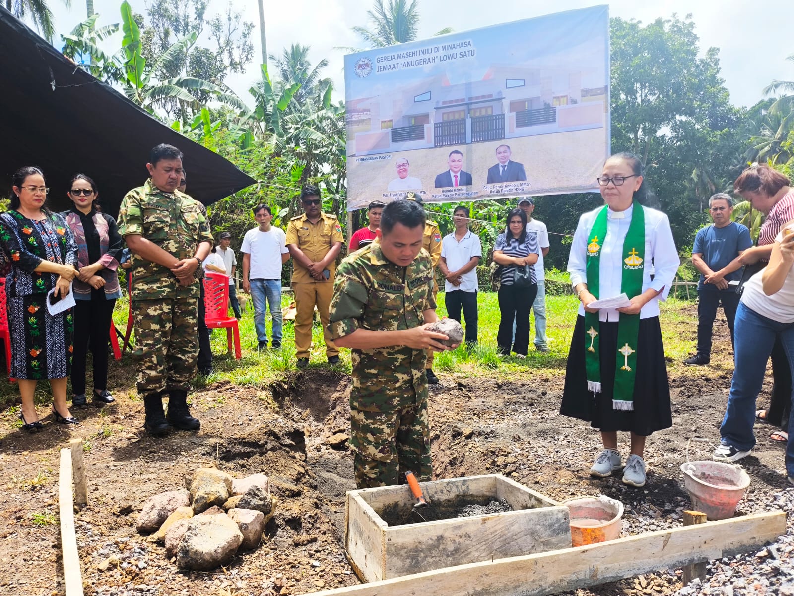 HIKMAT: Suasana ibadah Peletakan Batu Pertama Pembangunan Gedung Pastori GMIM Anugerah Lowu Satu, Sabtu (1/3/2025). Dok istimewa