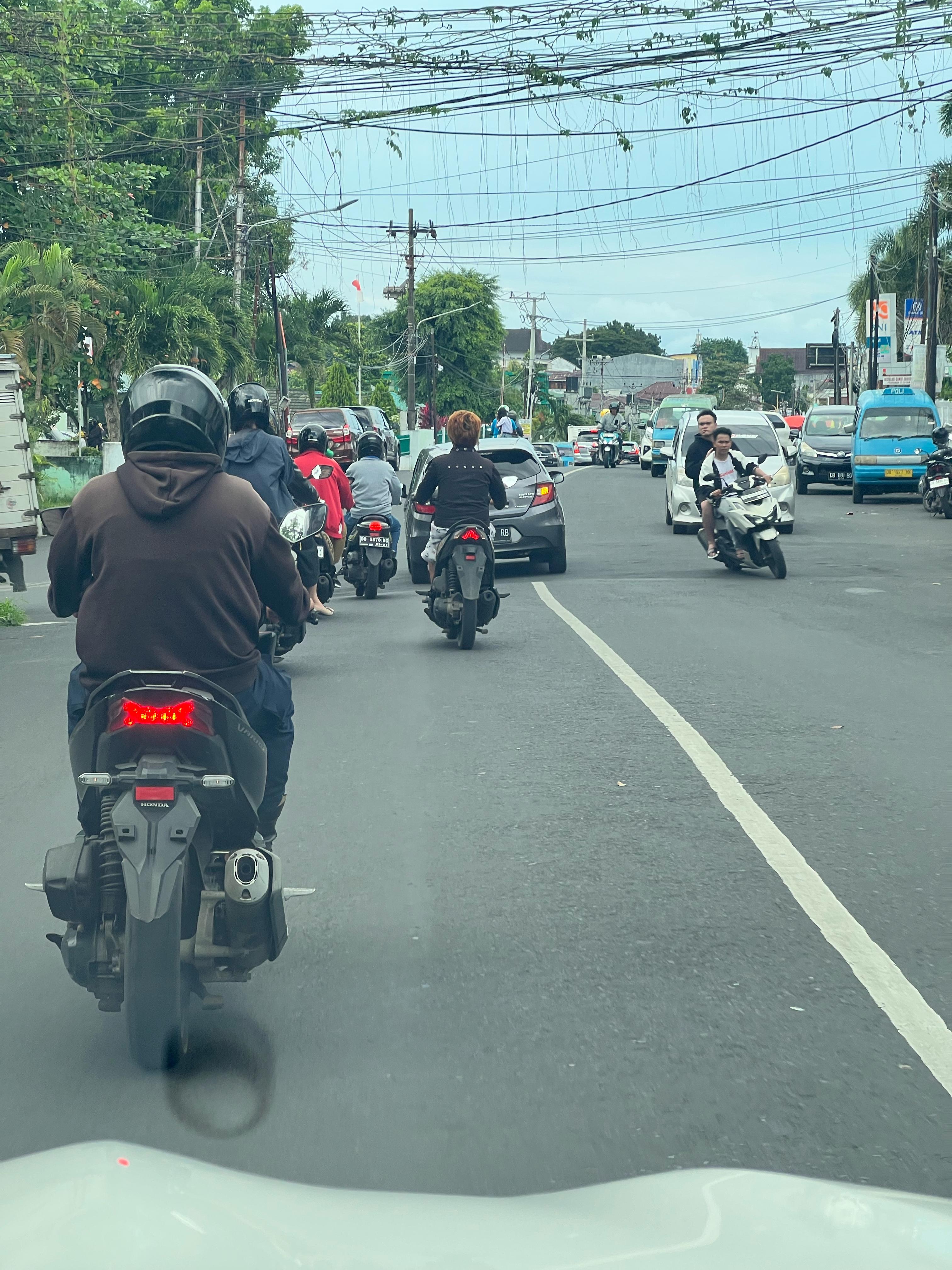 Pelanggaran lalulintas masih kerap terlihat di banyak titik di Kota Manado. Salah satunya di daerah Teling. Pertigaan RS Advent hingga pertigaan SMA 7