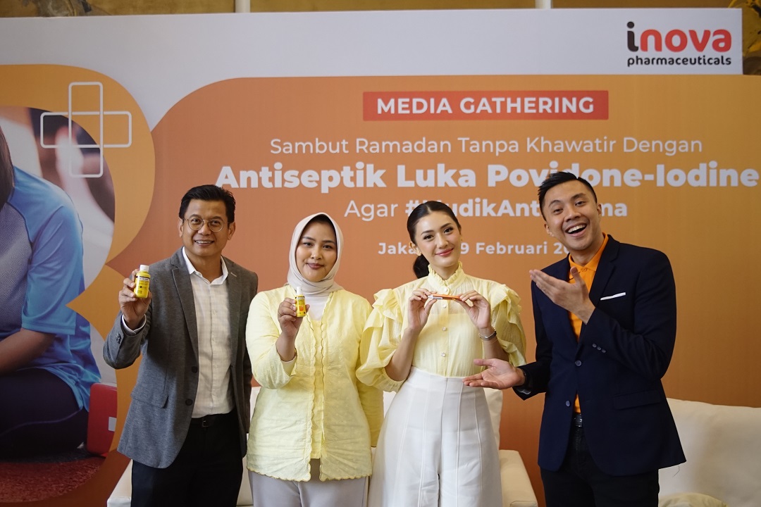 Foto Bersama dengan Antiseptik Luka Mengandung Povidone-Iodine.