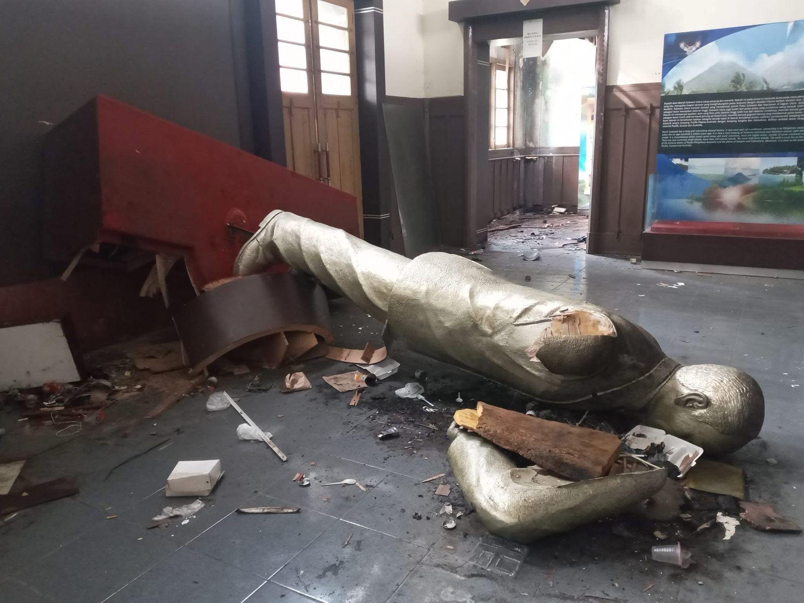 TAK TERAWAT: Gedung bersejarah Minahasaraad yang dibiarkan terbengkalai. Bahkan, beberapa objek didalamnya disinyalir dirusak oknum yang tidak bertanggung jawab. (Foto Brian Vermeulen).