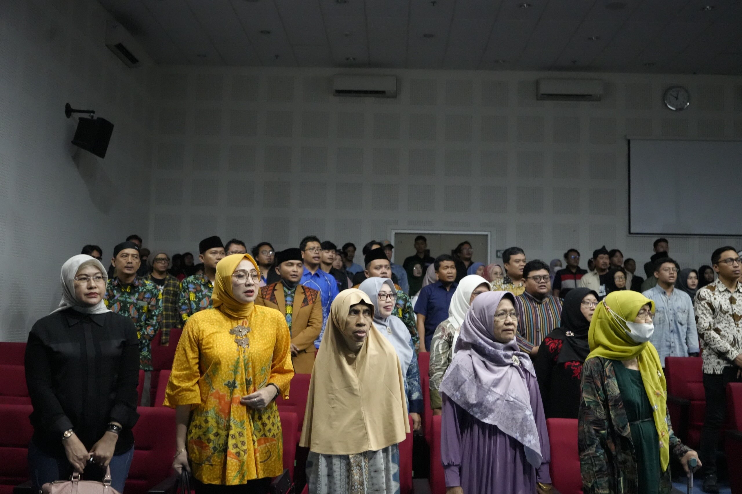 VP PT Bank Central Asia Tbk Endang Sri Kuncorowati (kedua dari kiri) bersama para penonton menghadiri pemutaran perdana film Djuanda Pemersatu Laut Indonesia di Universitas Muhammadiyah Yogyakarta.