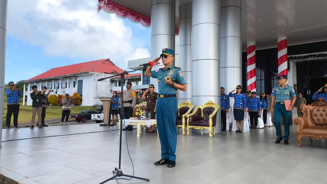 Letkol Laut (P) Widi Aditya Danlanal Melonguane saat memimpin langsung Apel Kesiapsiagaan di Halaman Kantor Bupati Talaud.