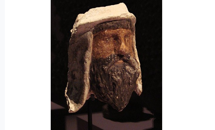 Patung dari tanah liat dan alabaster yang menggambarkan pendeta Zoroastrian. (Wikipedia)