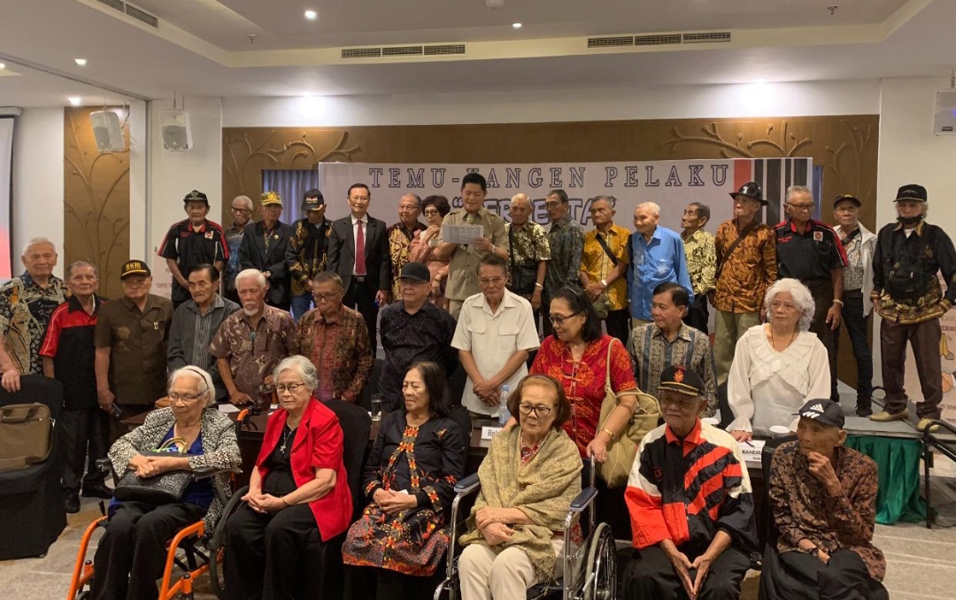 Puluhan Pelaku Permesta foto bersama saat temu kangen di Hotel Four Points By Sheraton Manado, Minggu 2 Maret 2025