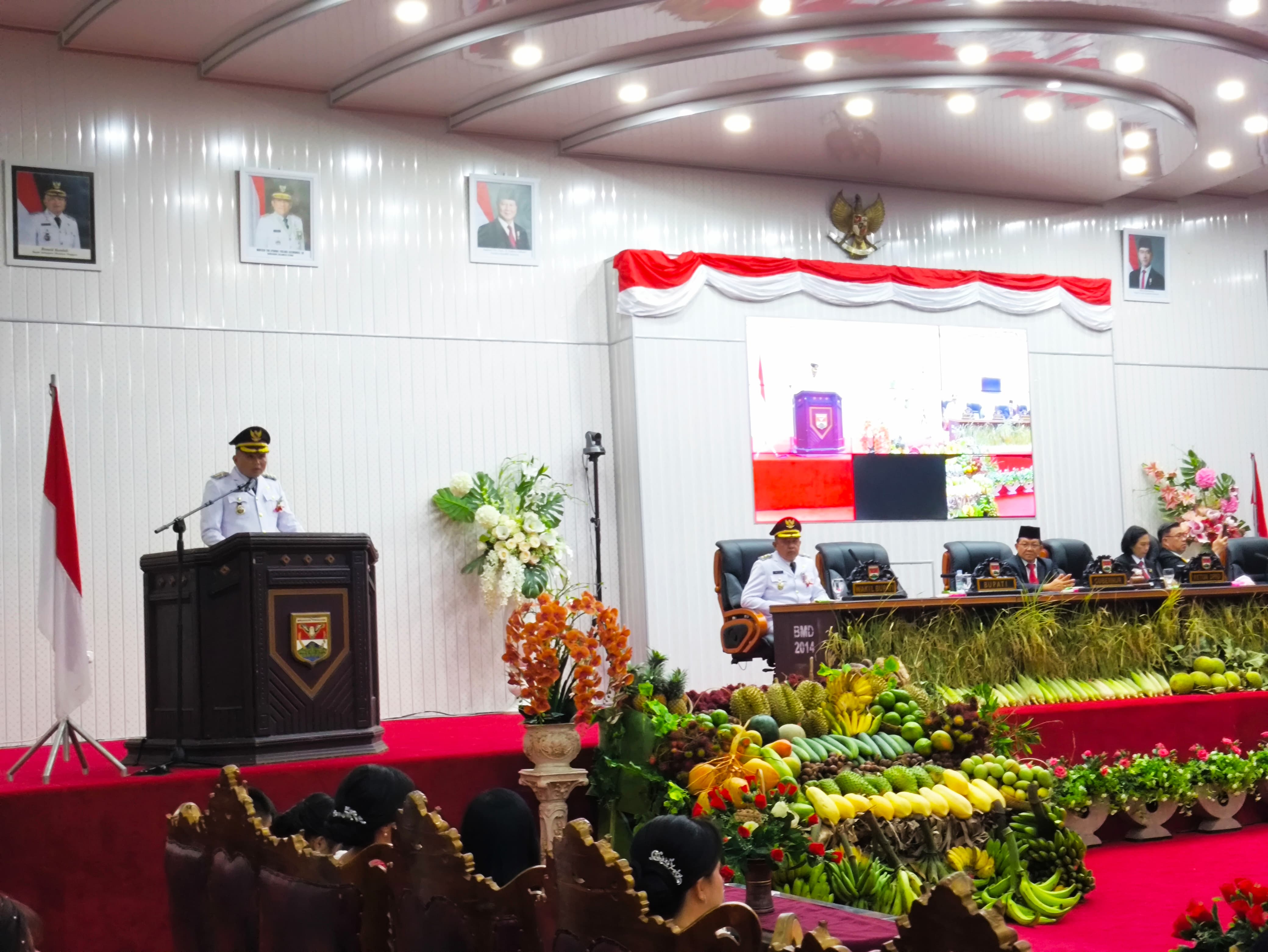 SAMPAIKAN PESAN: Bupati Mitra Ronald Kandoli kala memaparkan program kerja di gelaran Pidato Perdana dalam Rapat Paripurna DPRD Kabupaten Mitra,  Rabu (5/3/2025). Dok Jul/MP