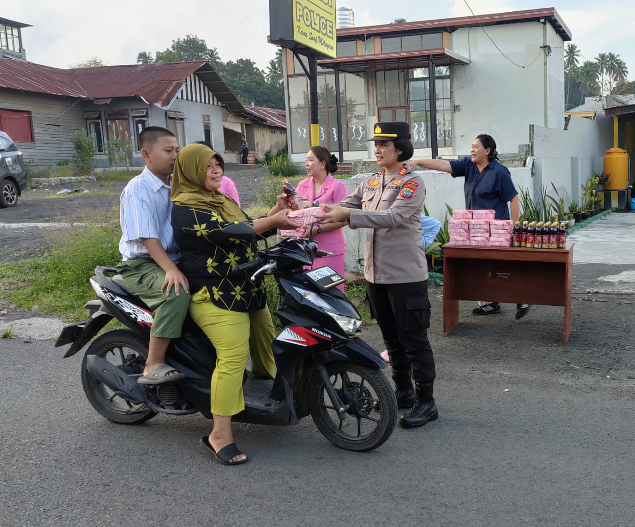 Polsek Matuari membagikan takjil kepada masyarakat yang sedang menjalankan ibadah puasa.(Dok Istimewa)