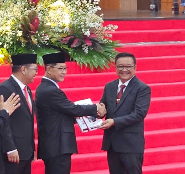 Wali Kota Bitung Maurits Mantiri (periode 2021-2025) berjabatan tangan dengan Wali Kota Bitung Hengky Honandar (periode 2025-2030), saat serah terima jabatan, di Kantor DPRD Kota Bitung.(Dok ISTIMEWA)