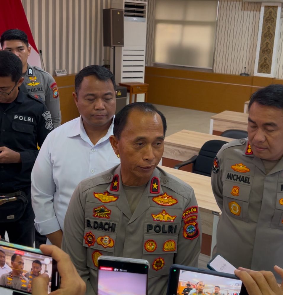Wakapolda Sulut Brigjen Pol Bahagia Dachi didampingi Dirreskrimsus Polda Sulut Kombes Pol Winardi Prabowo dan Kabid Humas Kombes Pol Michael Thamsil