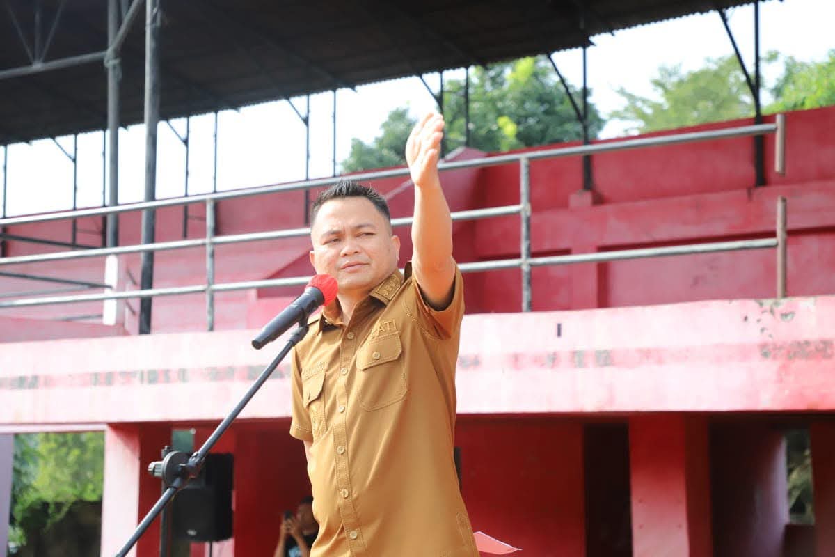 Bupati Ronald Kandoli saat memberikan arahan di Apel Perdana Pemkab Mitra, Kamis (6/3/2025). Dok istimewa
