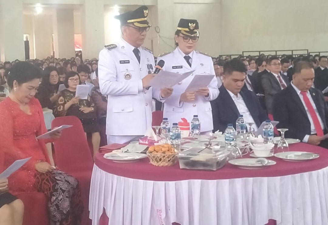 RELIJIUS: Wali Kota Tomohon Caroll Joram Azarias Senduk SH dan Wakil Wali Kota Tomohon Sendy Gladys Adolfina Rumajar SE, gelar ibadah syukur bersama warga Kota Tomohon di GOR Babe Palar, Rabu (05/03).