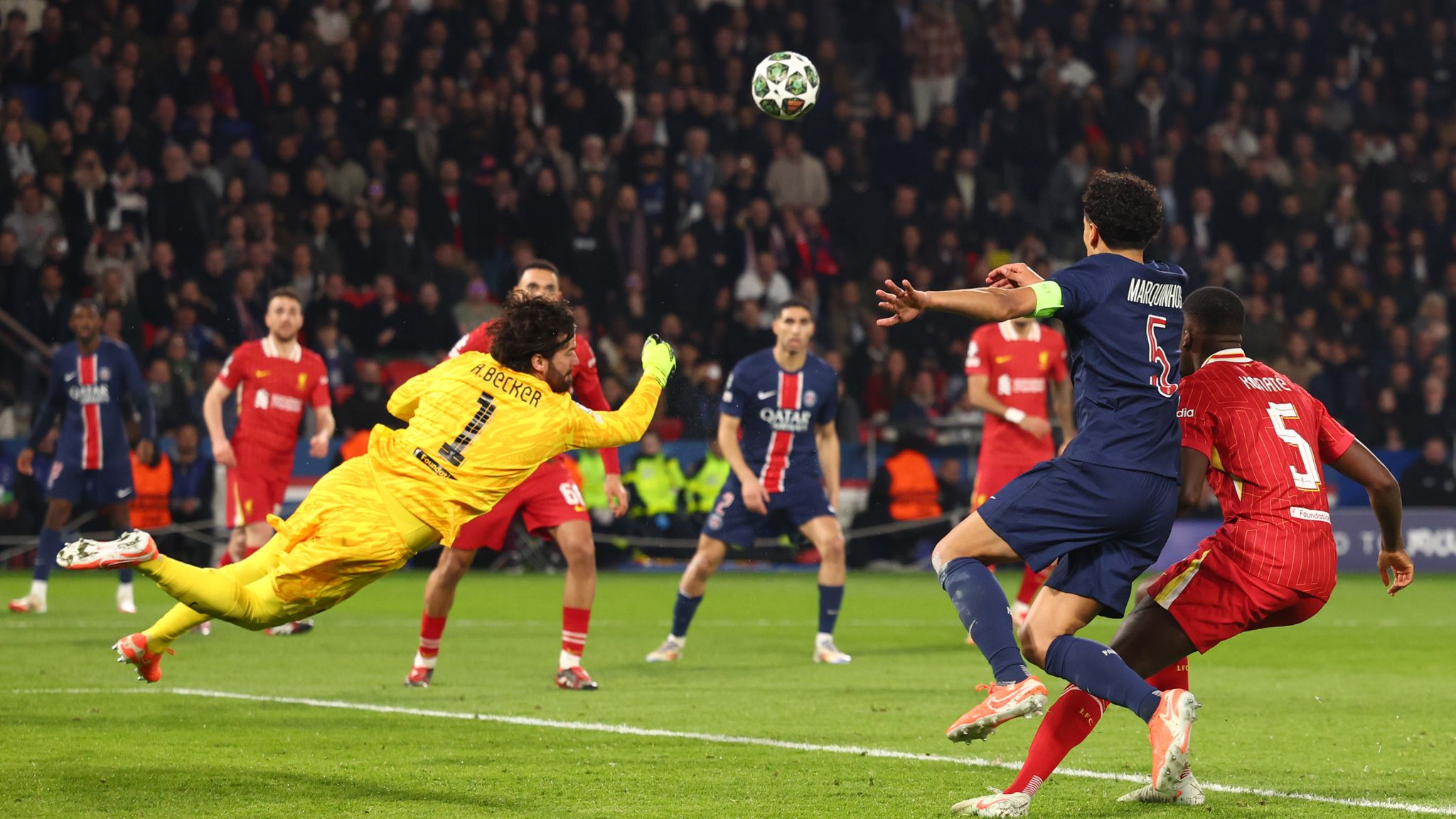 Alisson becker  tampil gemilang saat melawan PSG.