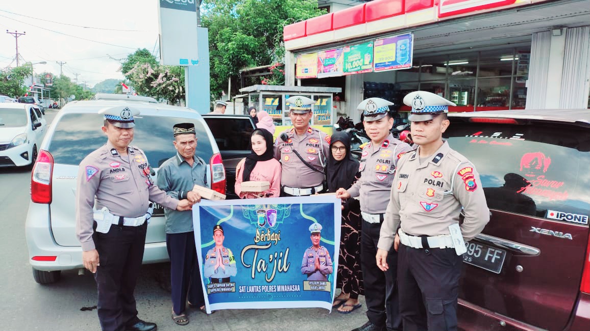 BAGIKAN: Anggota Satlantas Polres Minahasa membagikan takjil ke umat muslim di Tondano, Jumat (7/3/2025).
