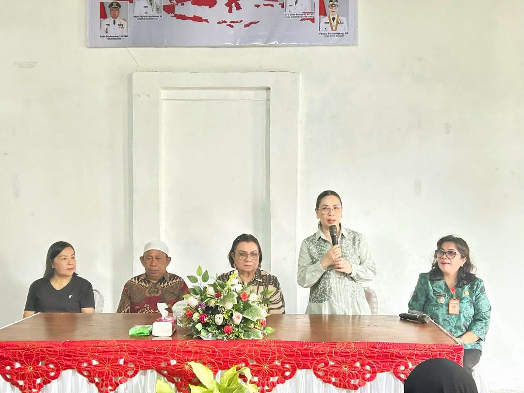 DAMPINGI: Wabup Minahasa Vanda Sarundajang mendampingi kunker anggota DPD RI Adriana Dondokambey, serahkan bantuan di Kawangkoan, Jumat (7/3/2025).