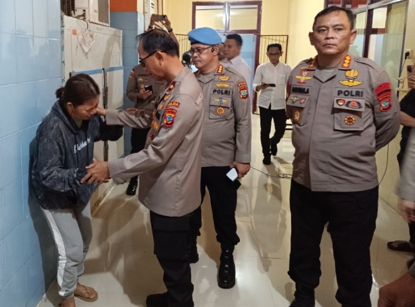 Wakapolda Sulut Brigjen Pol Drs Bahagia Dachi SH MH saat bertemu dengan ibu korban kena tembak yang diduga dilakukan oleh oknum Brimob di lokasi pertambangan di Ratatotok, Minahasa Tenggara.