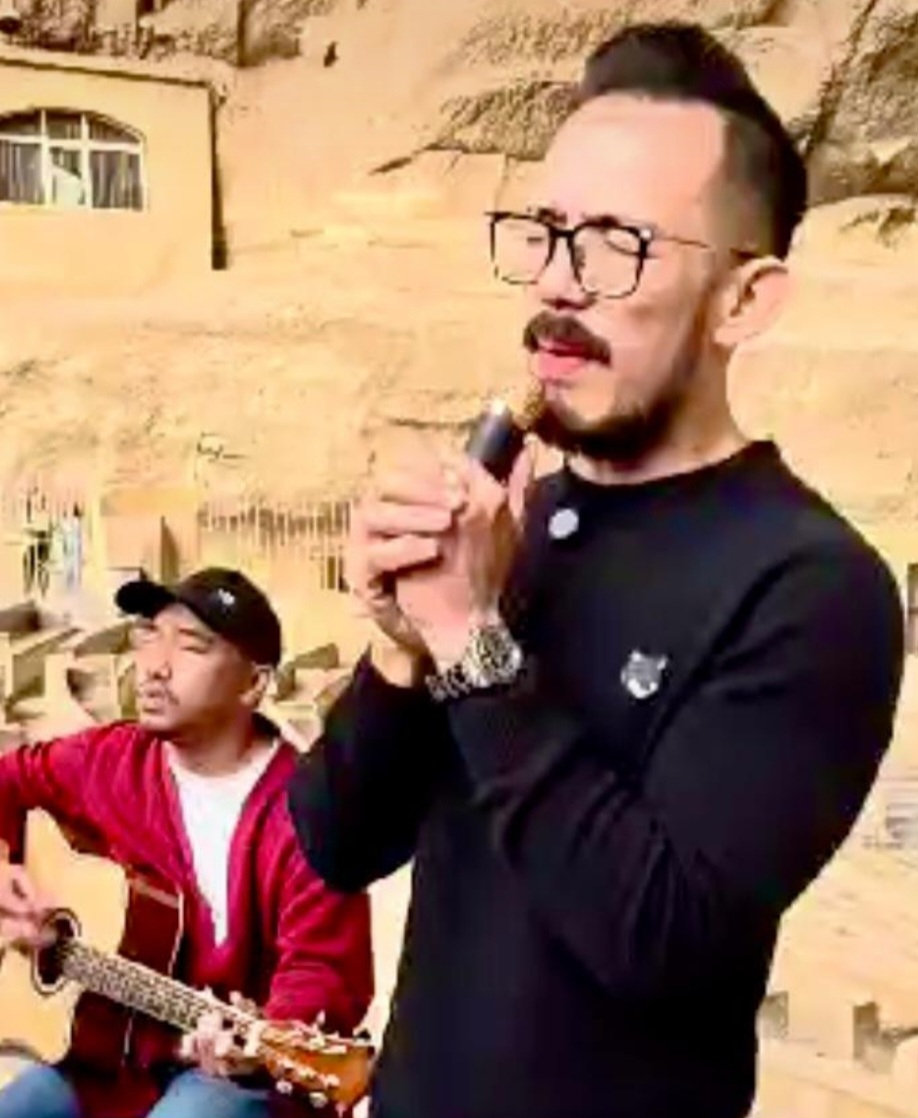 KHUSYUK: Pdt Michael Gunawan mendoakan Indonesia di Puncak Gunung Sinai, tempat Nabi Musa berjumpa Tuhan secara langsung