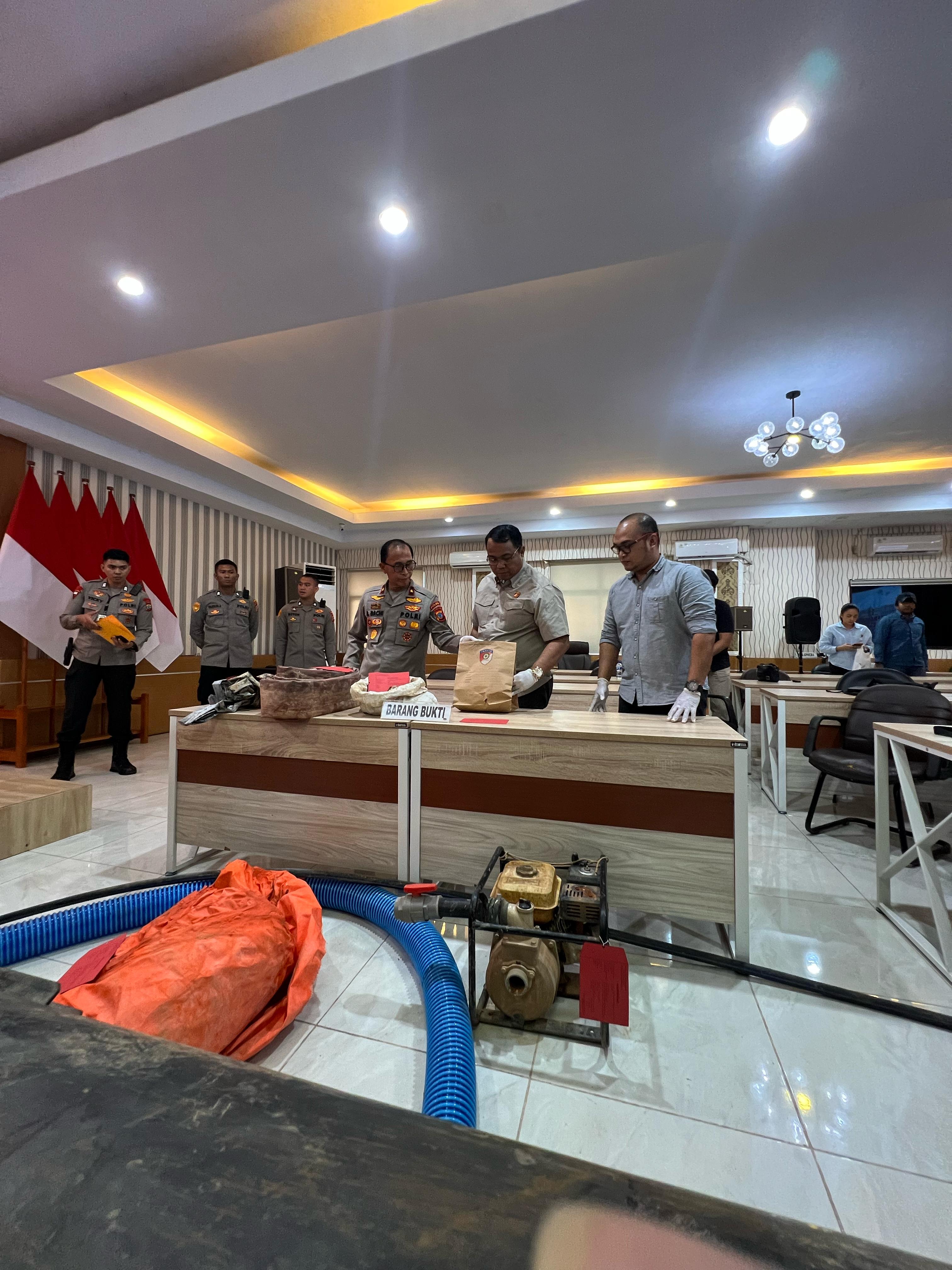 Wakapolda Sulut Brigjen Pol Bahagia Dachi didampingi Dirreskrimsus Kombes Pol FX Winardi Prabowo, dalam rilis kasus yang terjadi di tambang Ratatotok Minahasa Tenggara, Selasa (11/03/2025)