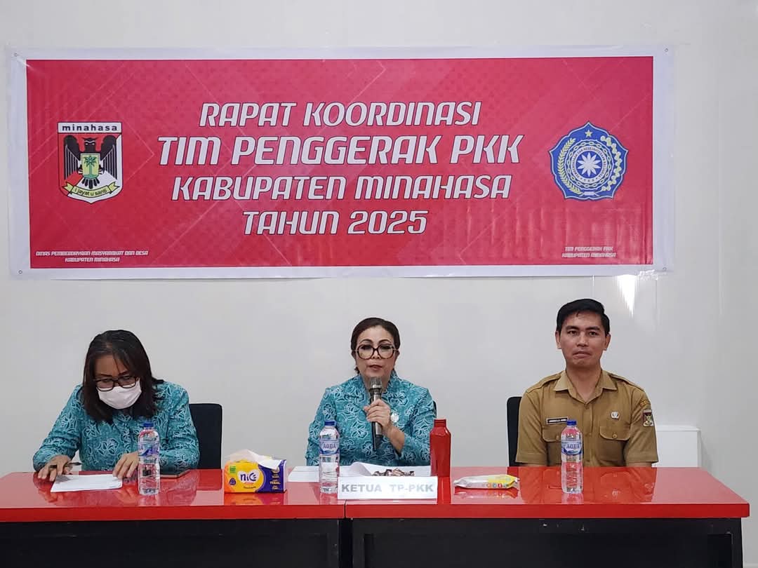 PIMPIN: Ketua TP-PKK Minahasa Martina Dondokambey Lengkong memimpin rapat kerja perdana, Selasa (11/3/2025).