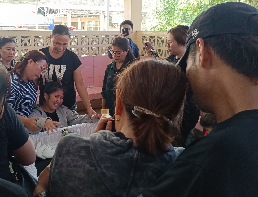 Istri serta orang tua dari Fedro Tongkotow, korban kena tembak di Ratatotok, Mitra, meratapi jenazah korban di RSUD Prof Kandou Manado.