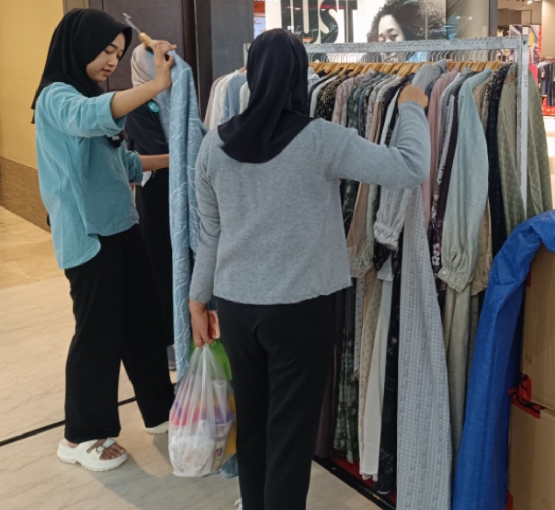 Para pengunjung setia Mantos mulai dimanjakan dengan berbagai kebutuhan yang disediakan jelang hari raya Idul Fitri