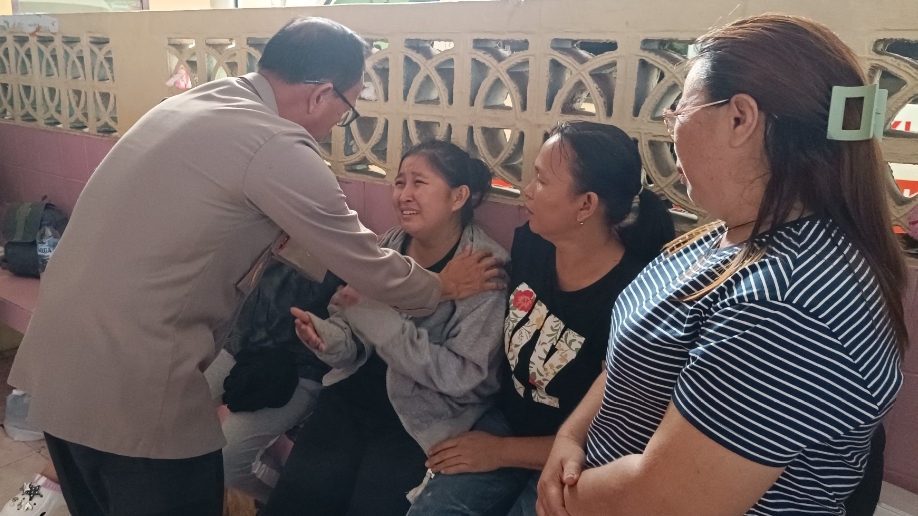 Wakapolda Sulut Brigjen Pol Bahagia Dachi saat menyampaikan langsung turut berbelasungkawa kepada Cinta Koampa, istri korban yang diduga kena tembak di Ratatotok, Mitra.