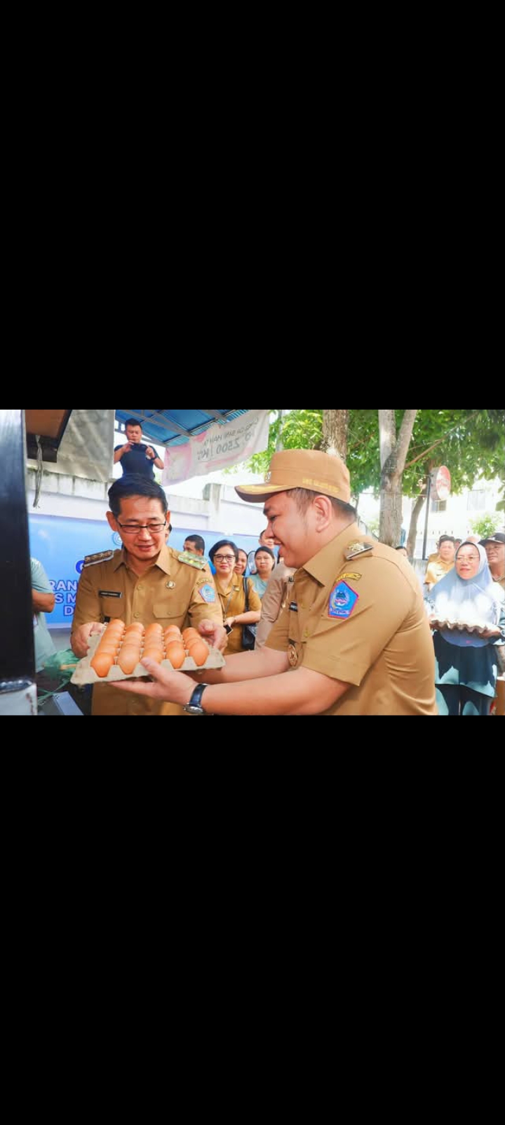 Wali Kota dan Wakil Wali Kota Bitung, dalam kegiatan operasi pasar di Kecamatan Matuari.(Dok Istimewa)